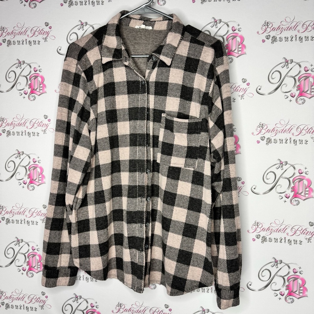 Maurice’s button up plaid grey light pink shirt soft cute stripes plaid